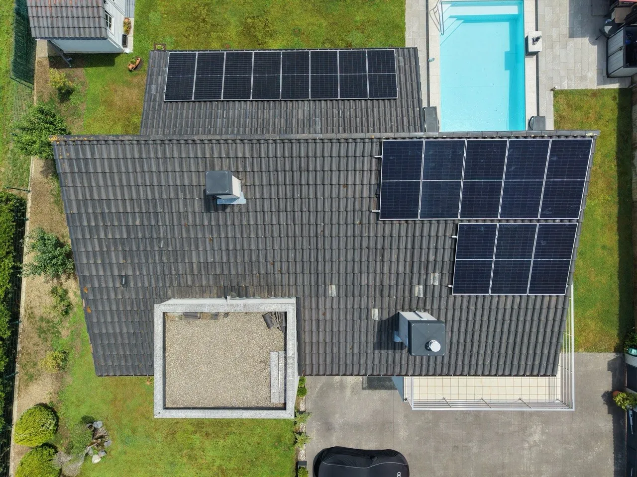 Instalación fotovoltaica de 9,6 kWp con 32 kWh de baterías de litio en vivienda unifamiliar cerca de Mungia (Bizkaia)